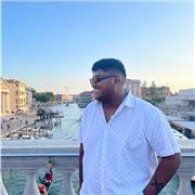 Profesor de inglés apto para enseñar alumnos desde primaria hasta secundaria.